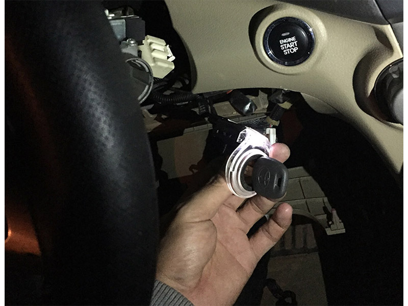 豐田漢蘭達(dá)改裝智能一鍵啟動(dòng)施工操作中